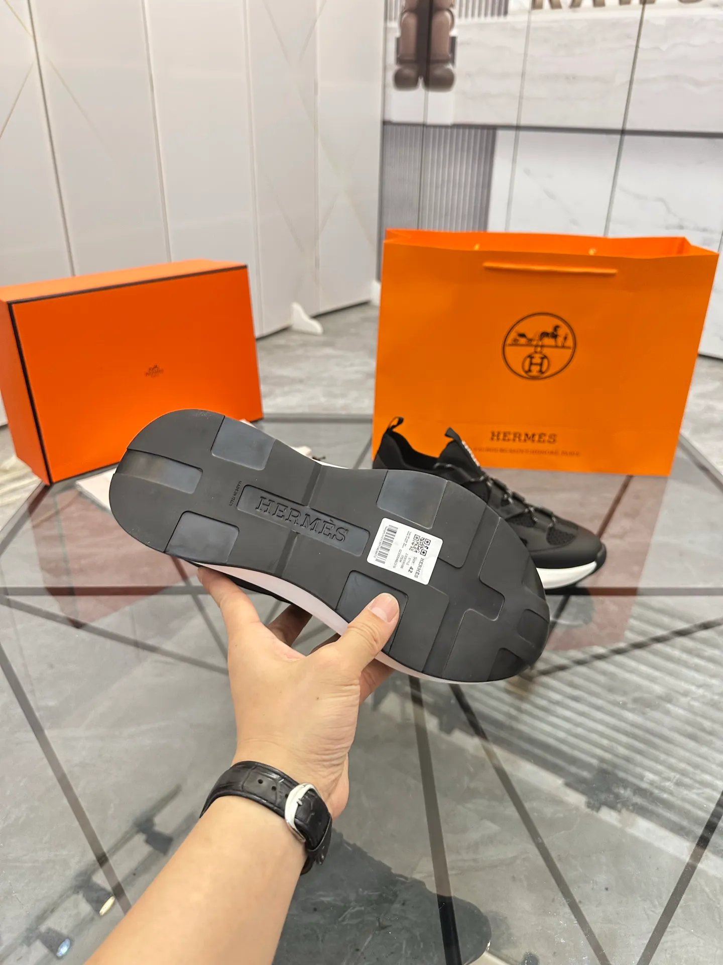 Men's shoes for sale 💰: 💰P660¥ High-end top quality Product trademark: Hermes *"Hermès*" low-top casual shoes Regular size: 38-45 (can be customized to 46) Product materials: upper imported first-layer cowhide stitched with original fabric, original rubber sheet, breathable lining, cowhide foot pads, original outsole. No.: 001